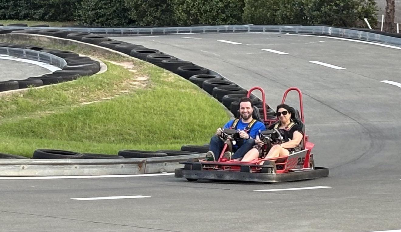 /Zeronaut/allisthewave-hugo-web/raw/commit/fb049b38fd20ce6da824ec0e8d7778534bf958b9/public/posts/2024-04-22-young-again/images/gokarting_hu_566ec8770d54add.jpeg