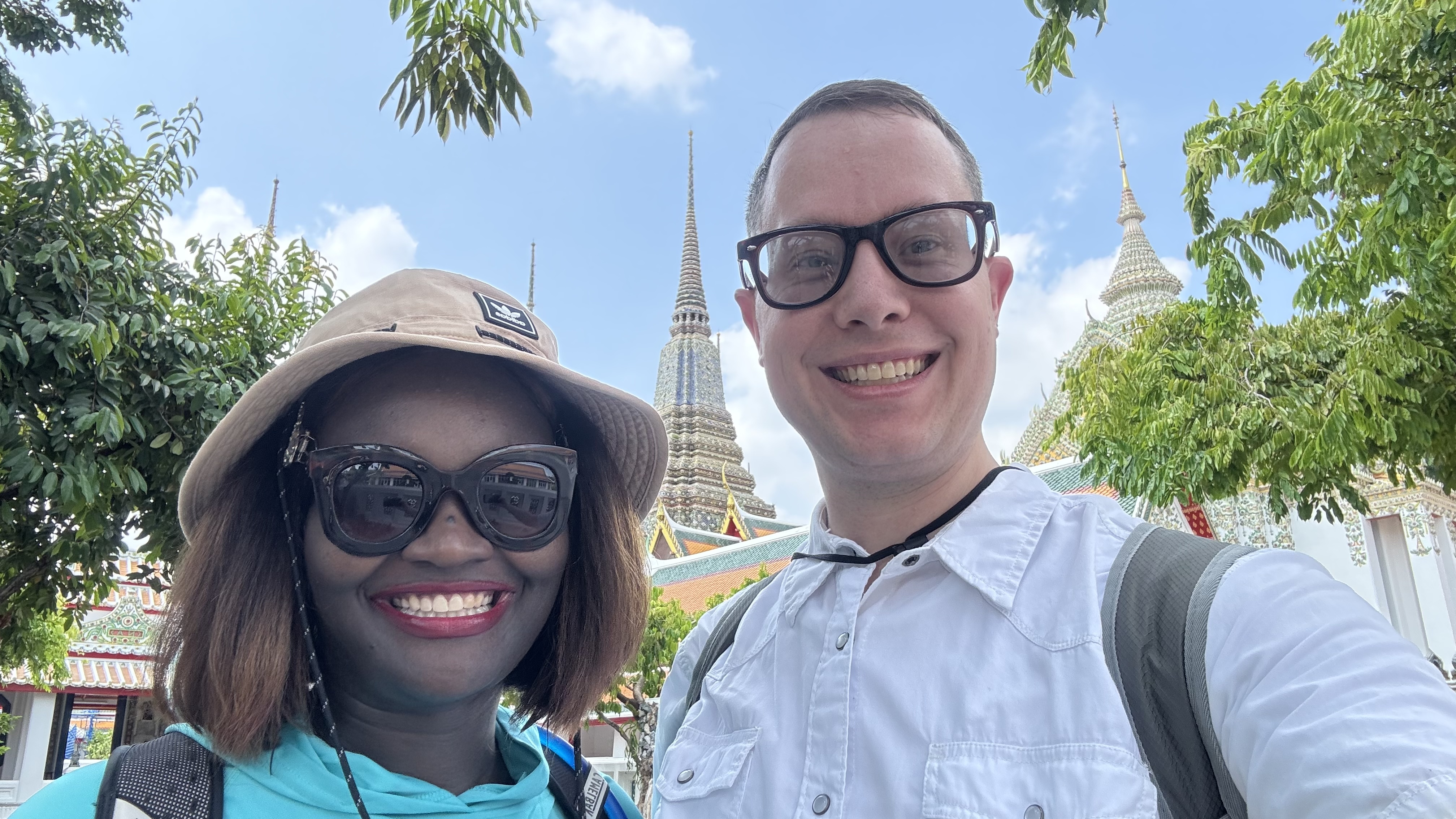 /Zeronaut/allisthewave-hugo-web/raw/commit/fb049b38fd20ce6da824ec0e8d7778534bf958b9/public/posts/2025-03-30-thailand-travel-overview/images/AmaraAndAlanWatPho.jpg